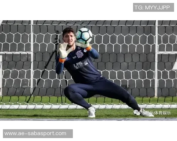 克鲁塞罗门将卡西奥遭队友膝盖撞击意外休克紧急被换下