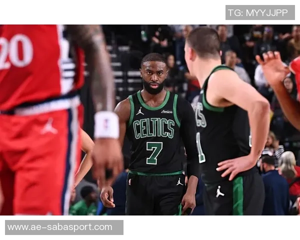 杰伦布朗半场表现出色16投7中贡献16分5篮板3助攻正负值高达22