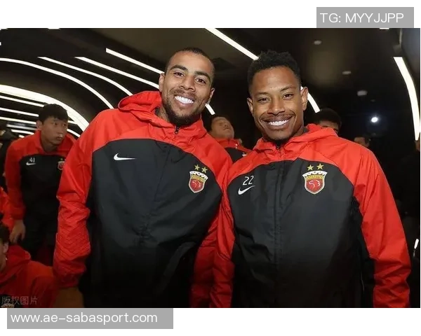 前外援奇塔迪尼今日重返海港俱乐部探望昔日教练和队友情谊依旧 前外援奇塔迪尼今日重返海港俱乐部探望昔日教练和队友情谊依旧