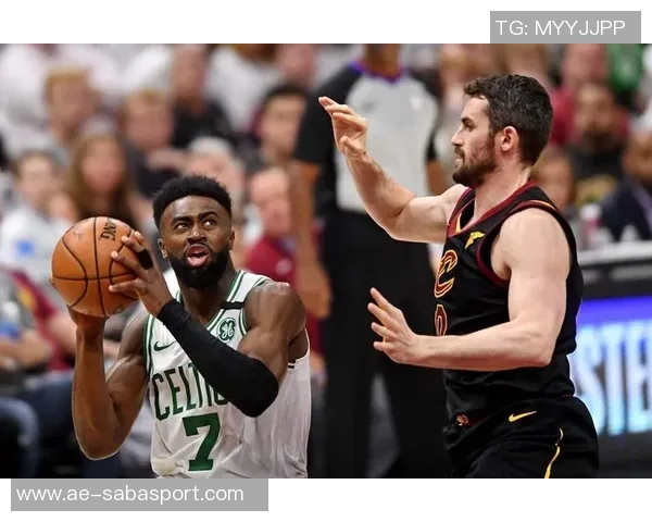 杰伦布朗对裁判漏判乔治铲翻表示愤怒认为这种情况不可接受