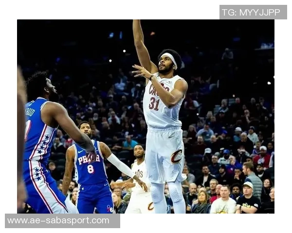 米切尔半场表现亮眼12投7中斩获17分6篮板2助攻且零失误正负值高达19