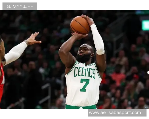 杰伦布朗调侃普理查德偷技中距离命中率飙升助力球队胜利