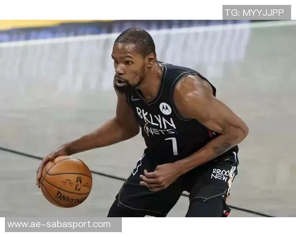 布克赛后手持库里签名鞋款Book1出席采访引发热议